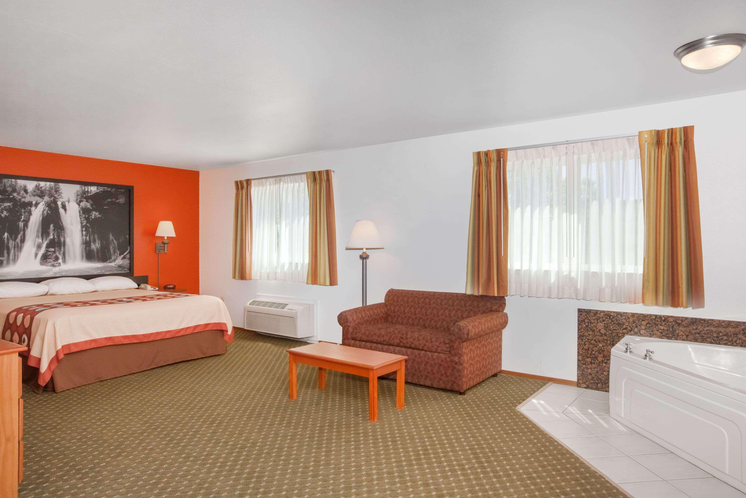 Super 8 By Wyndham Cloverdale Wine Country Exterior photo