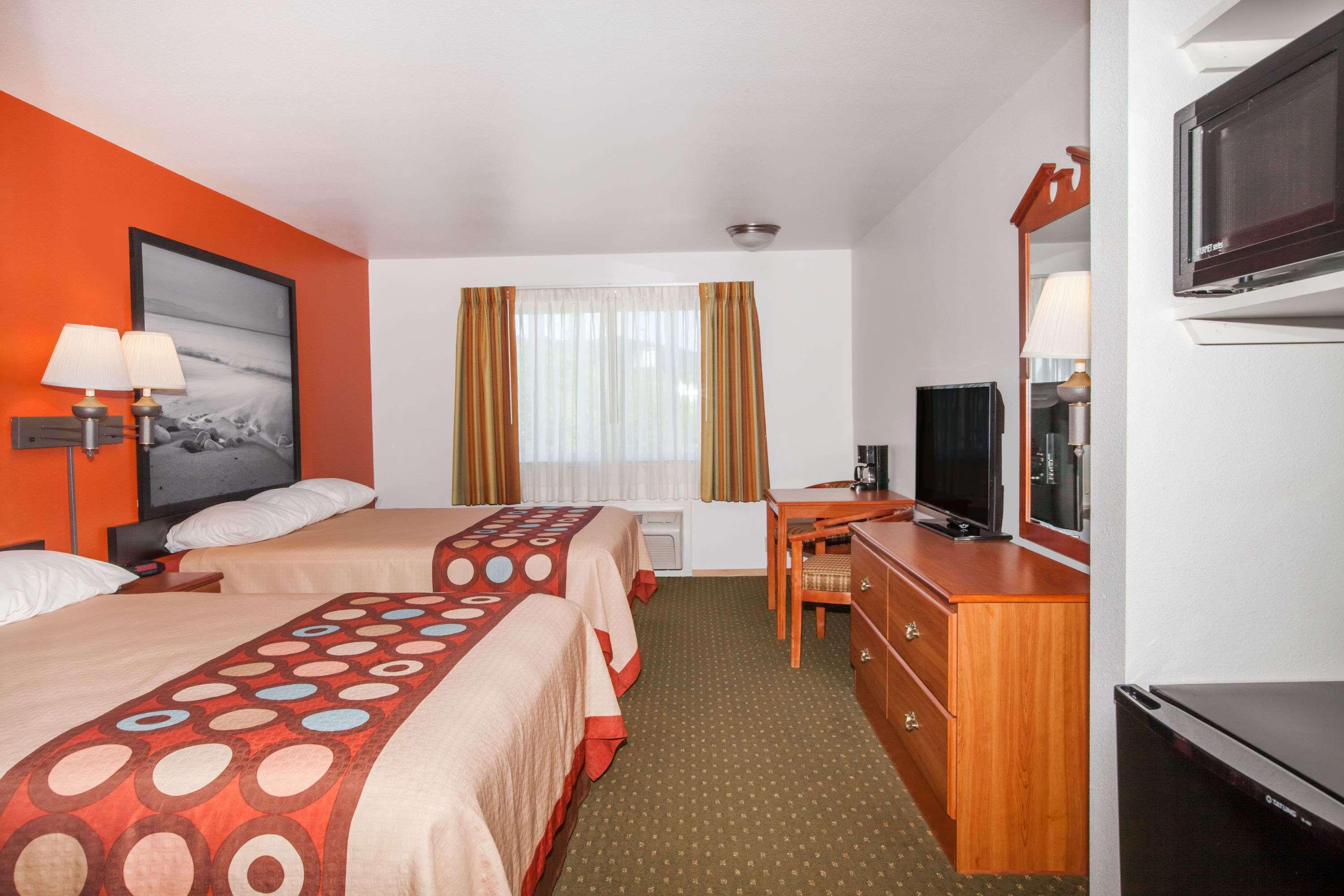 Super 8 By Wyndham Cloverdale Wine Country Exterior photo