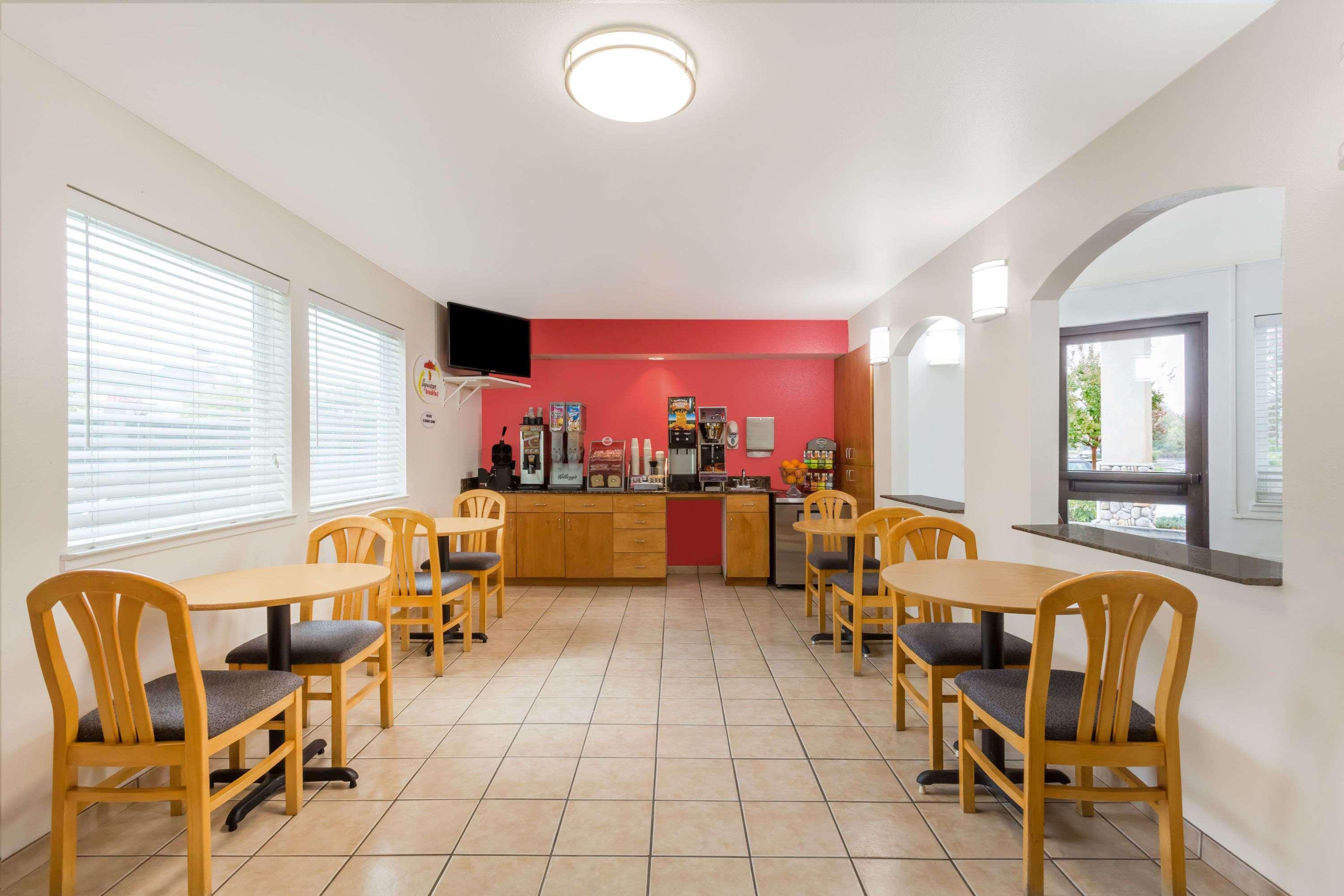Super 8 By Wyndham Cloverdale Wine Country Exterior photo