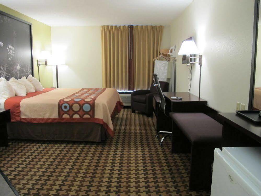 Super 8 By Wyndham Cloverdale Wine Country Exterior photo