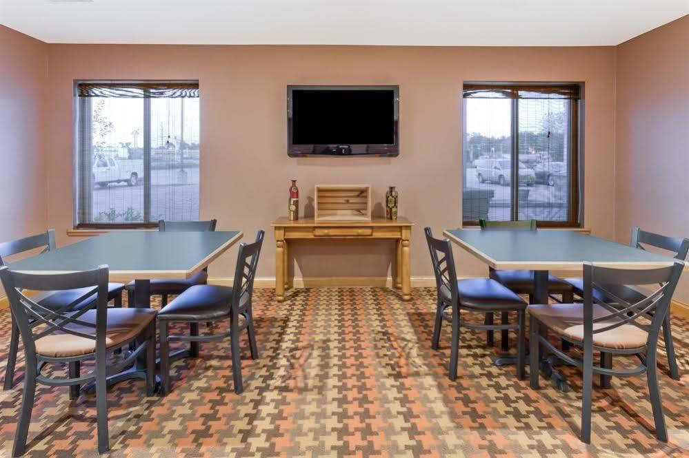 Super 8 By Wyndham Cloverdale Wine Country Exterior photo